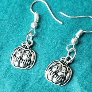 3/10$  NWOT Halloween zombie pumpkin silver tone earrings